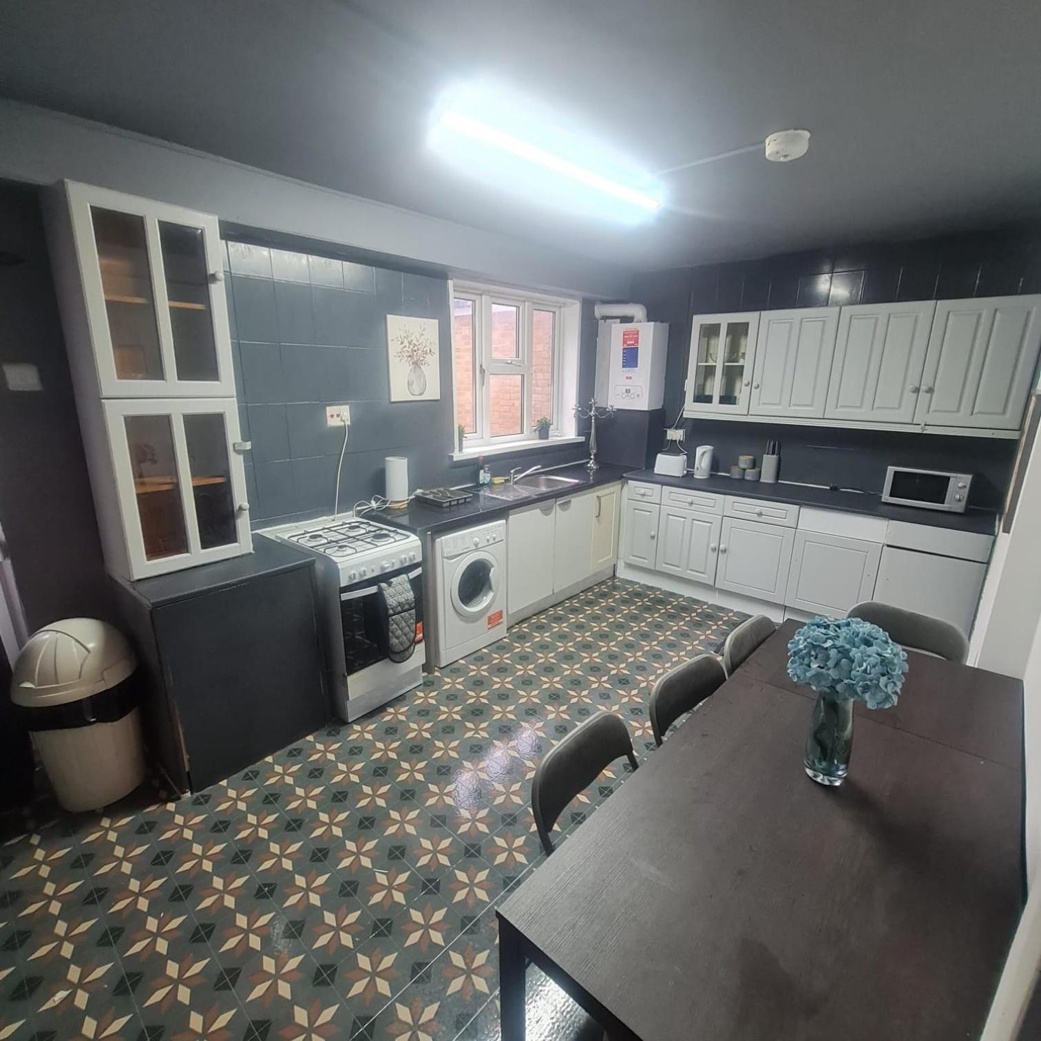 Colebert Avenue Apartment Лондон Екстериор снимка